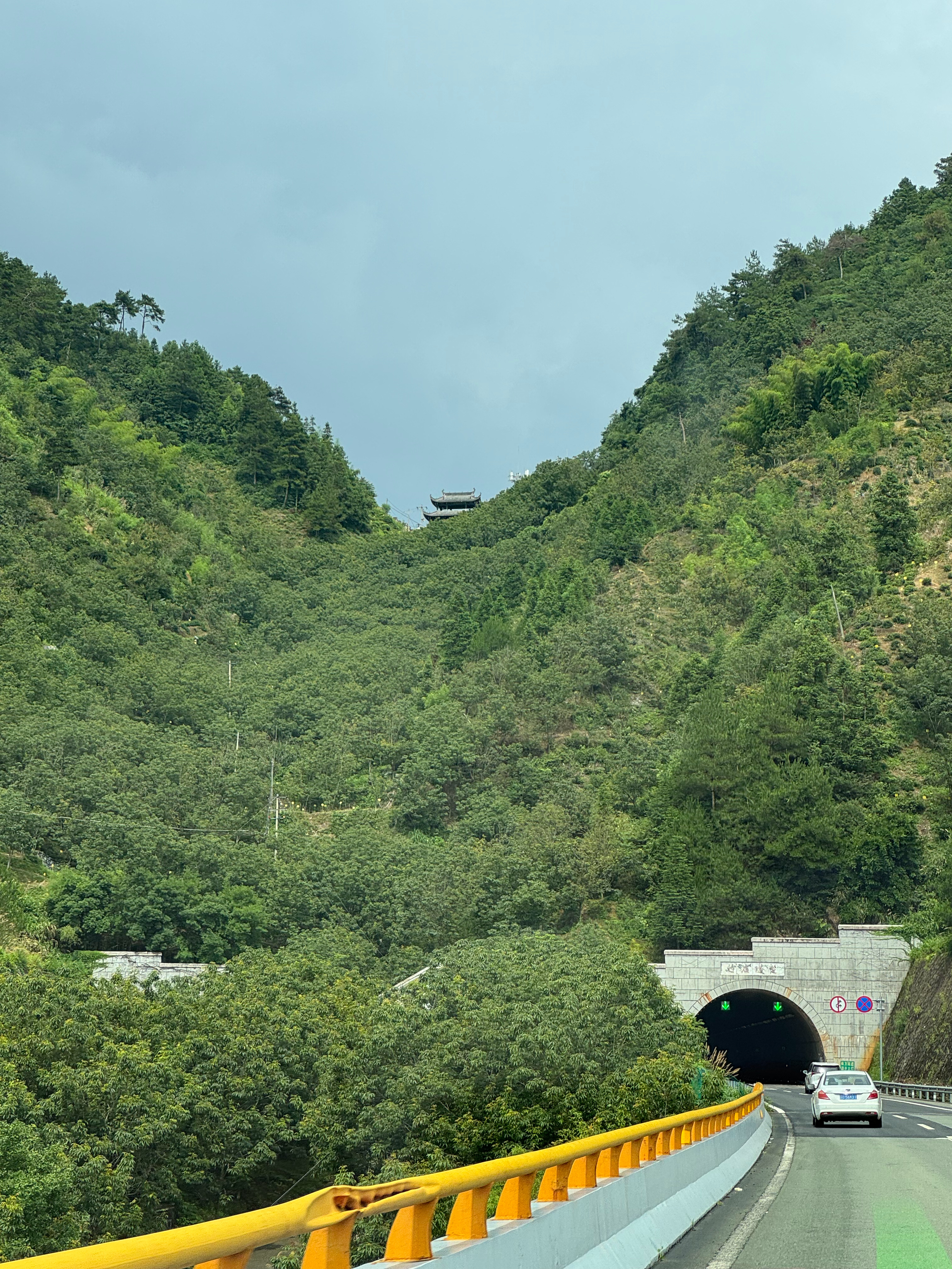 安徽的山水风景真挺美的每次高速路过都要感慨一下就是山区的天气超级多变经常进隧道艳