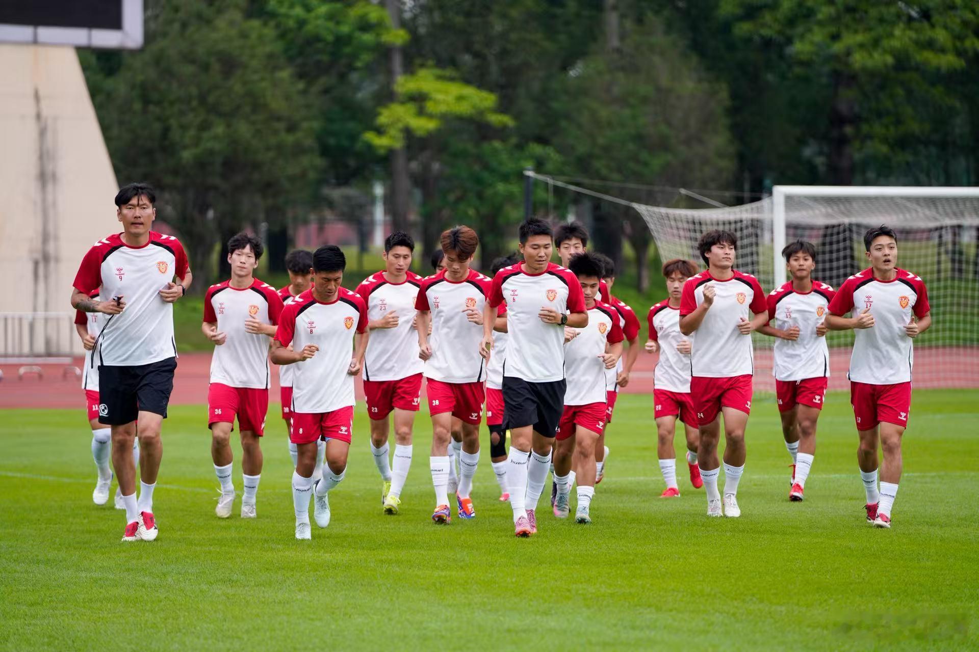 我们有理由相信这支为班底组建且全资控股的球队——据足校官方数据，建校以来，累计有