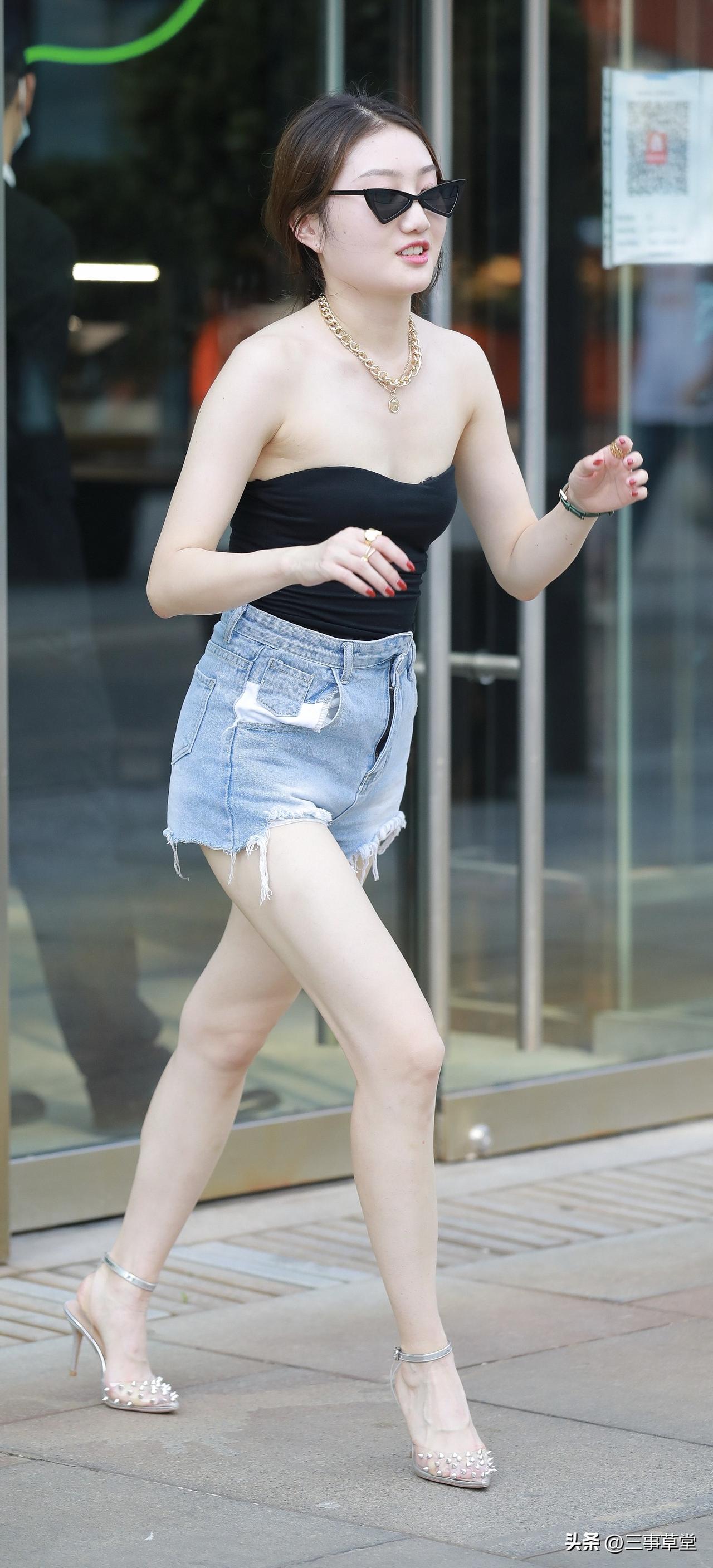 心向美好不被定义!热裤背心  是夏天的感觉 .分享街拍小姐姐