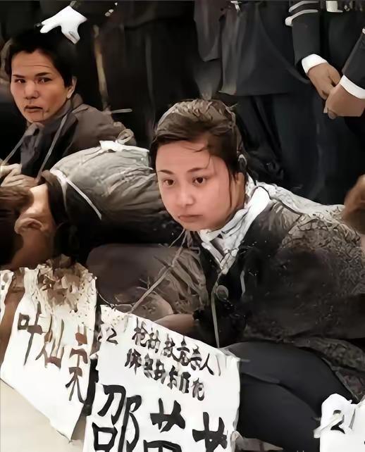 1995年东莞刑场，25岁女死刑犯邵苗苗蹲坐在地，静候死刑。她面容呆滞，双手反绑
