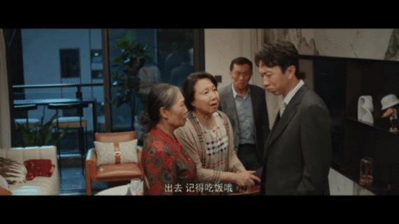 谁动了我的隐私拍出了成年人的心酸一边被生活追着跑，一边不想让父母操心，太共情了谁