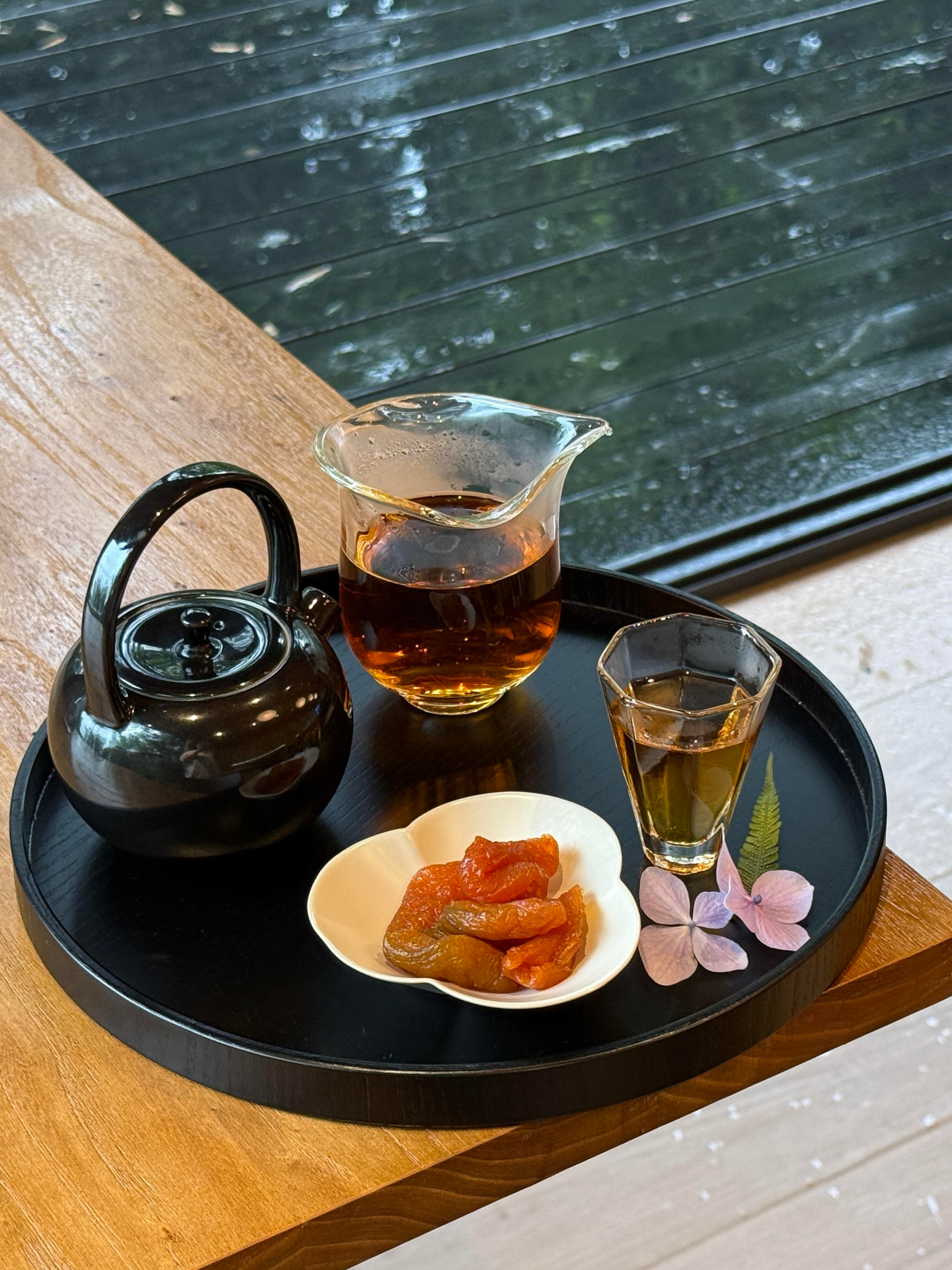好茶从不迎合任何人的味蕾,做人也是。 