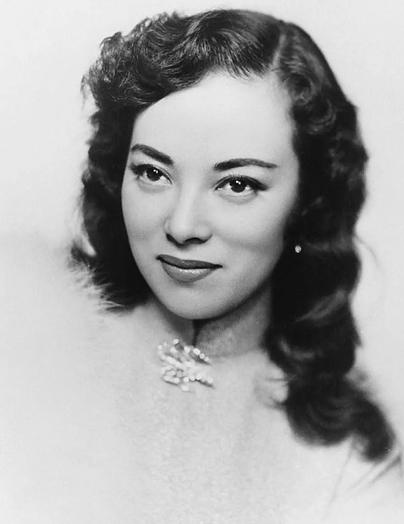 1945年，女汉奸李香兰将被执行枪决，谁料，临刑前她突然解开胸口扣子，从胸前掏出