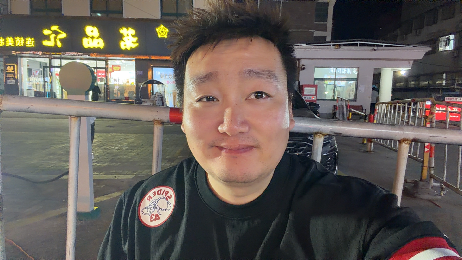 我下班买2份豆腐脑回家给2个孩子的结果大爷说让我帮忙看一会摊子，他攥着卫生纸跑去