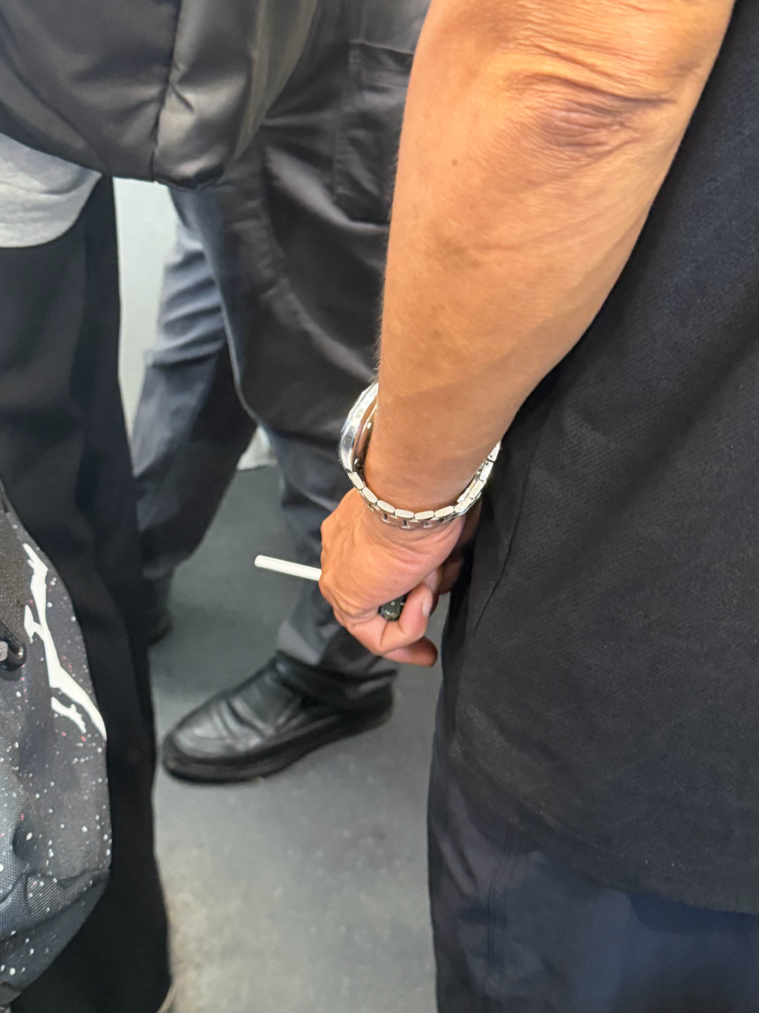 烟鬼甚至都不是这一站下车，车停靠前五分钟就把烟备好了！ ​​​