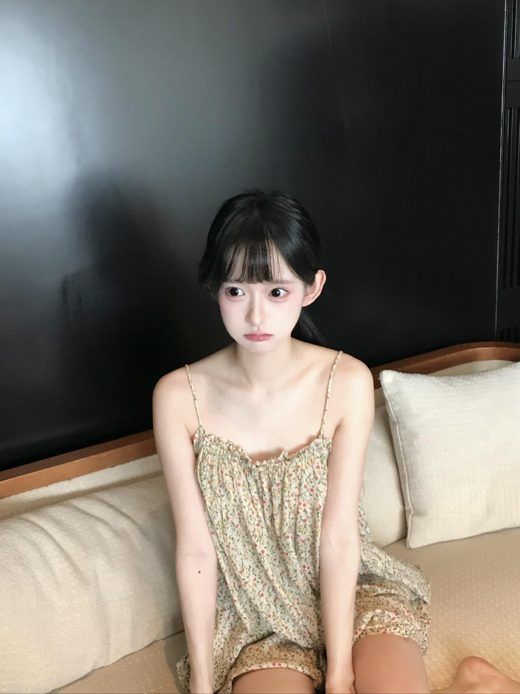 就这样不经意地记录我，但不允许拍到我的发缝和鼻基底凹陷，要漫不经心的随...