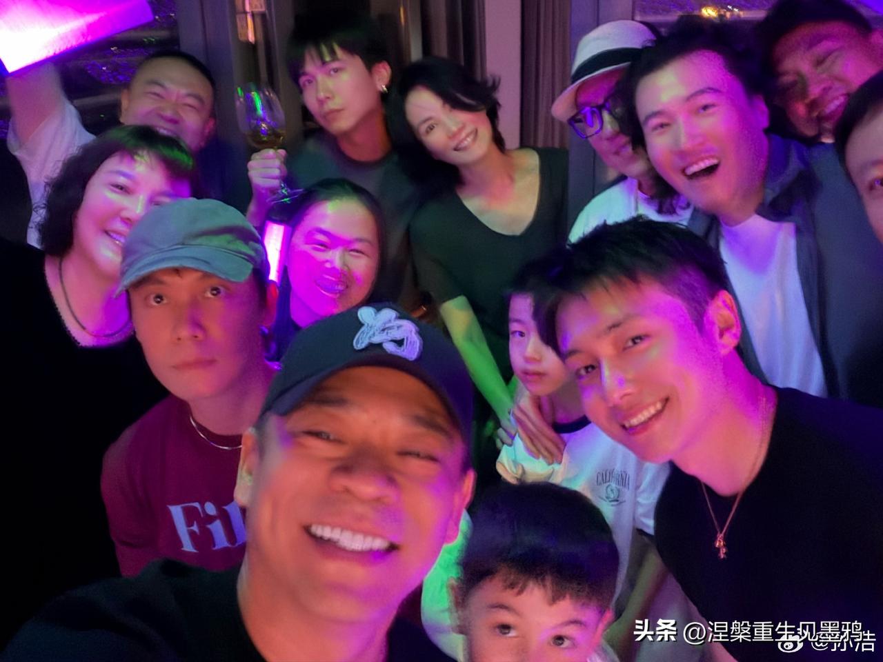 谢霆锋西安开唱排面拉满，王菲和《主角》剧组组团打卡，孙浩前排举手机疯狂打call