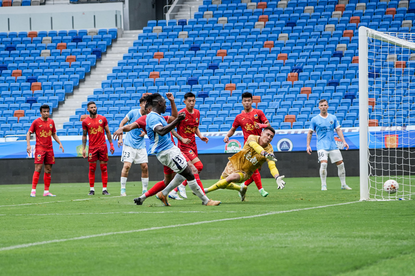 奥乌苏破门 张晓彬远射建功 深圳新鹏城热身赛2:1战胜定南赣联3月29日，深圳新