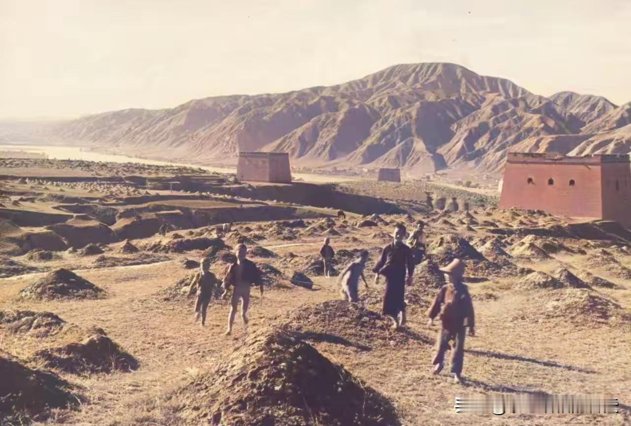 兰州旧影•伏龙坪兰州地形 伏龙坪，地处皋兰山西麓的三级阶地上，东依皋兰山，西眺雷