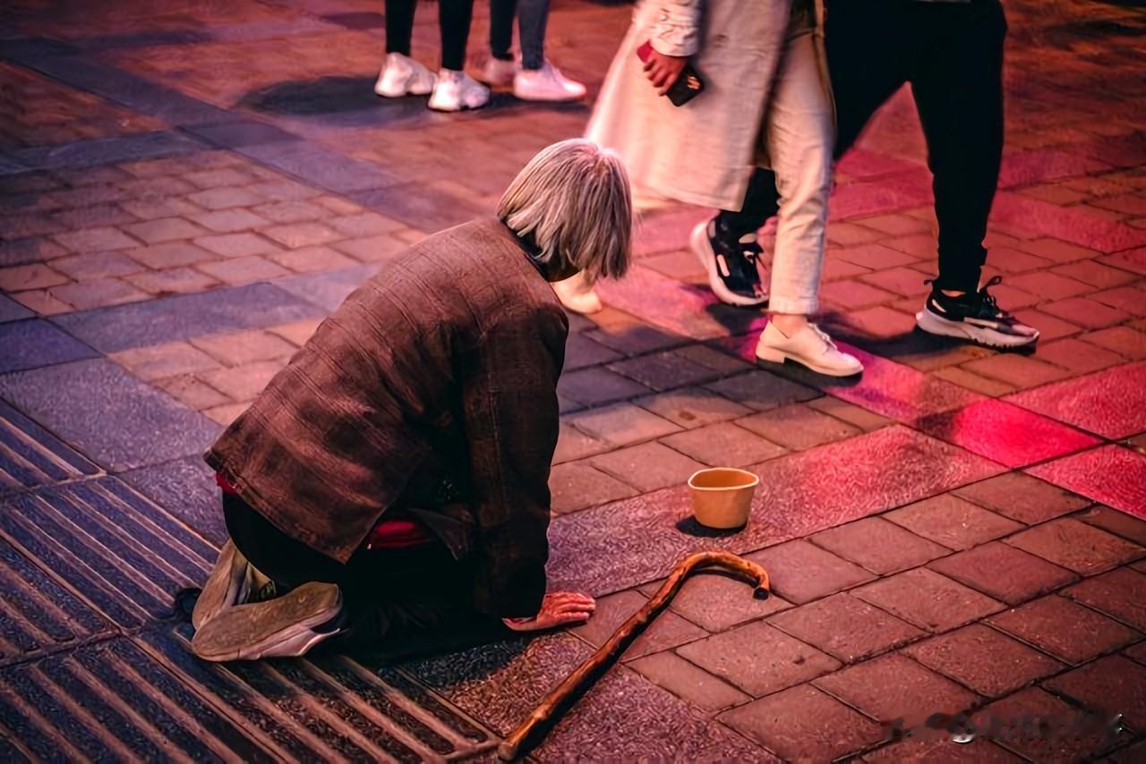 揪心又沉重！台北袭击案嫌犯父母下跪道歉，愧疚能弥补伤痛吗？
台北袭击案的余波还未