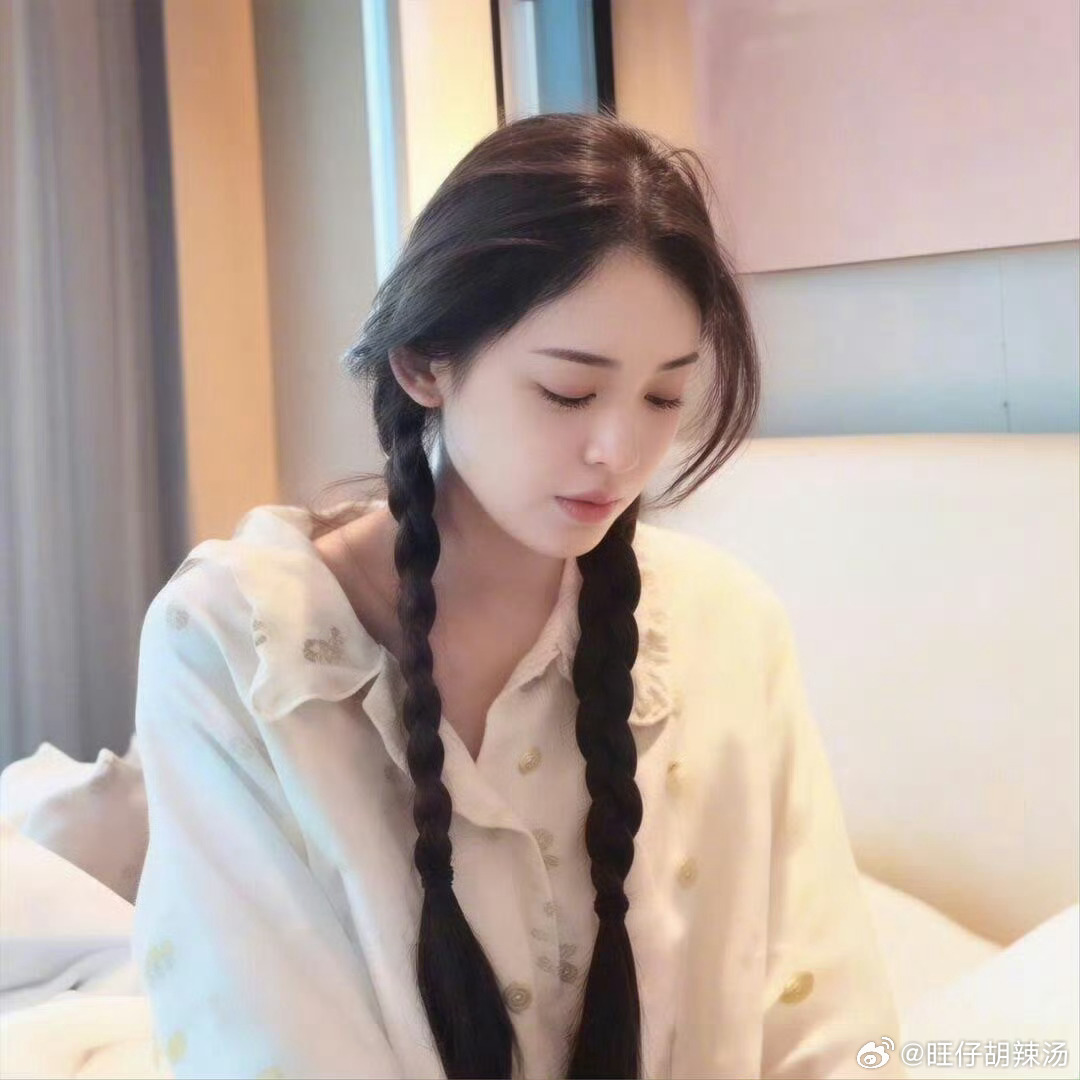 姐姐素颜状态真的好好天生的混血感，简直仙女下凡任何风格都能驾驭，可盐可甜美爆啦娜