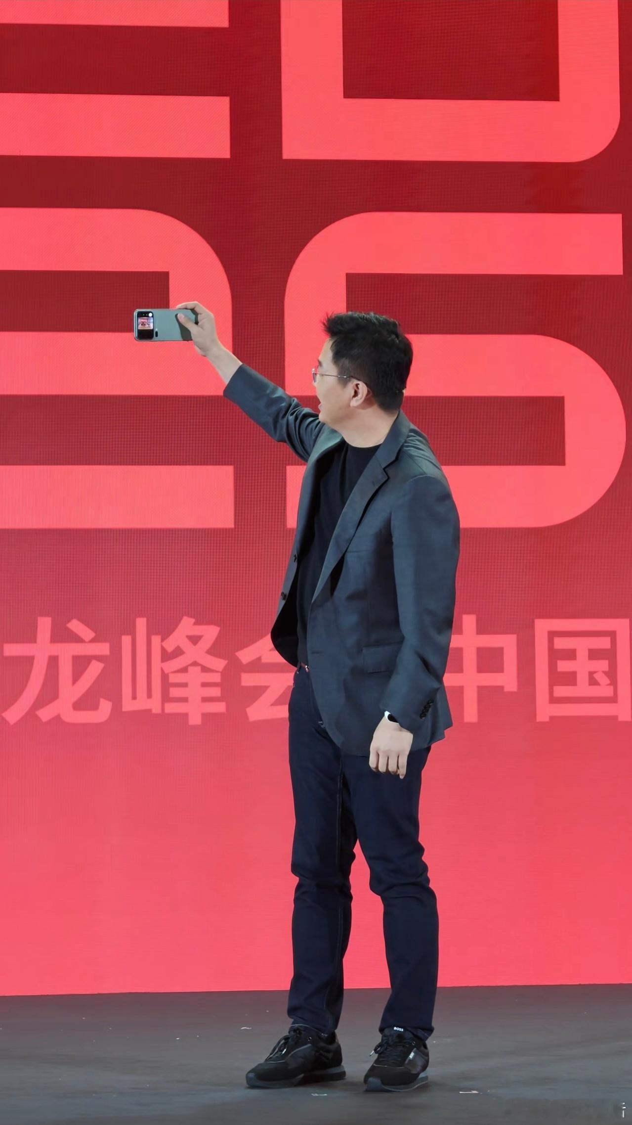小米发布会 我就说这个背屏用来自拍会很牛！ ​​​