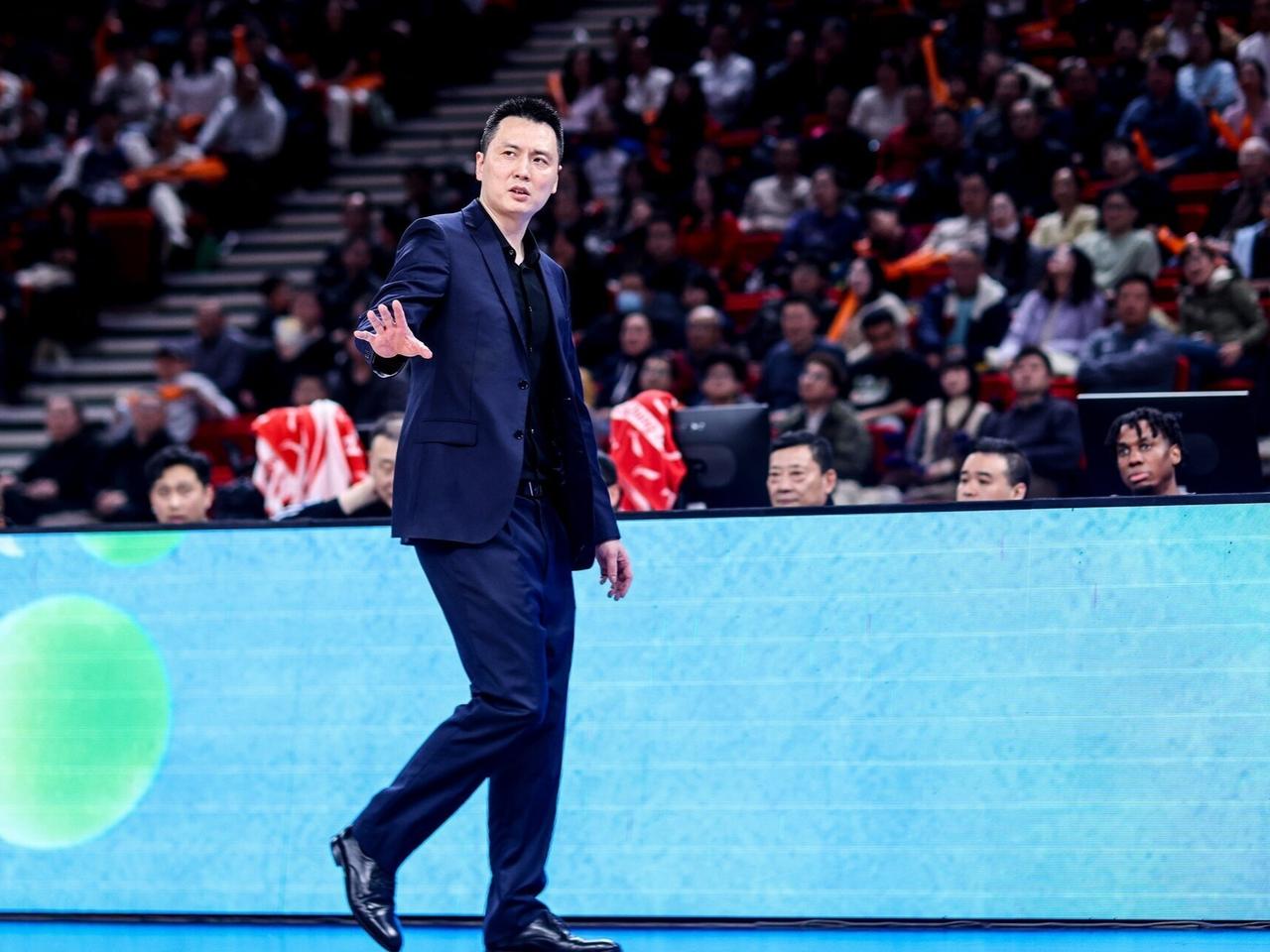 CBA最新消息：据上海男篮主教练卢伟指导接受采访时表示：“下半场对北京防守得不好
