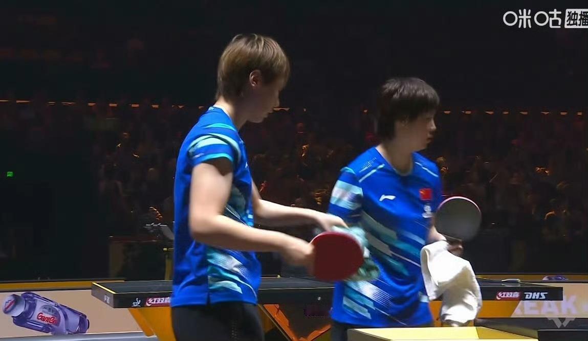 曼昱/蒯曼🇨🇳连扳两局！
前三局王曼昱/蒯曼🇨🇳6-11，11-8，13