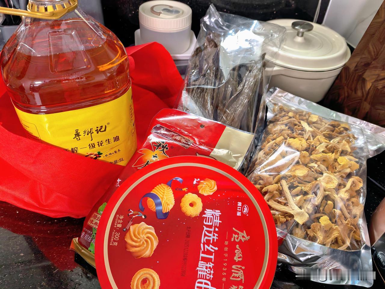 昨天晚上到大哥家楼下打电话，侄子老远就笑着招手，手上拎了一大包东西，哥哥也来了
