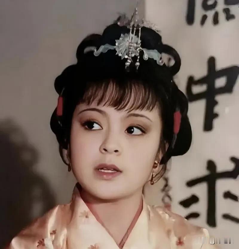 探春会去和亲，其实这里也是贾府败落的一个印证啊。因为贾府有能力的男子，死的死伤的
