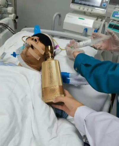 ”河南郑州，一老人收破烂时，捡了2瓶没有包装的液体，打开后还能闻到酒味，老人以为