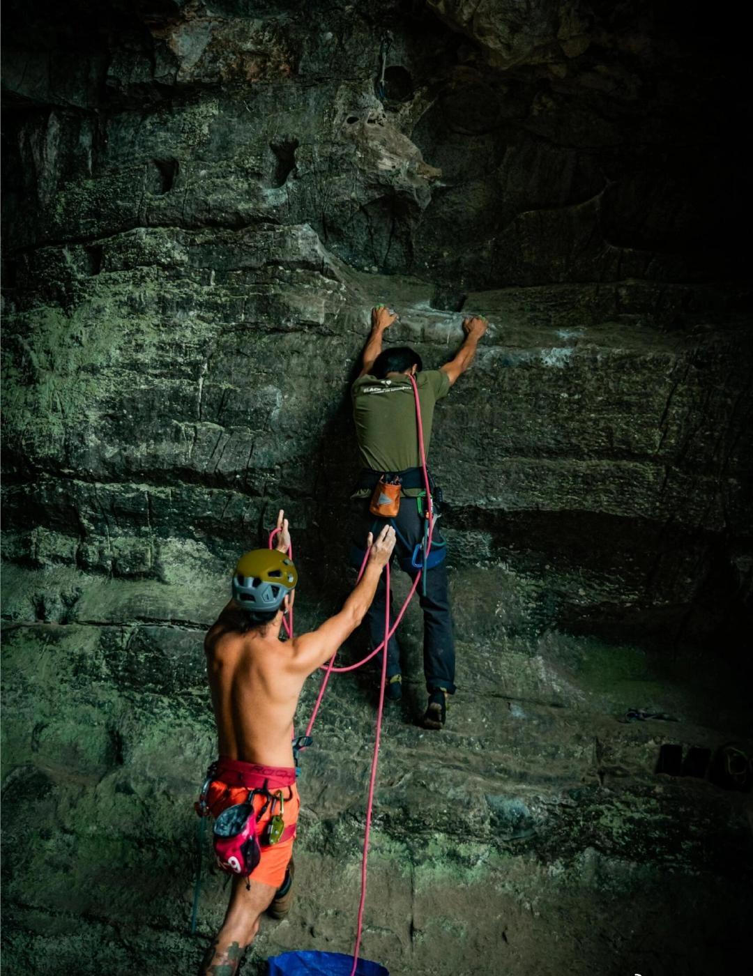 桂林Clubmed度假村里，法国教练在教中国孩子攀岩。阳朔的喀斯特岩壁，正在成为