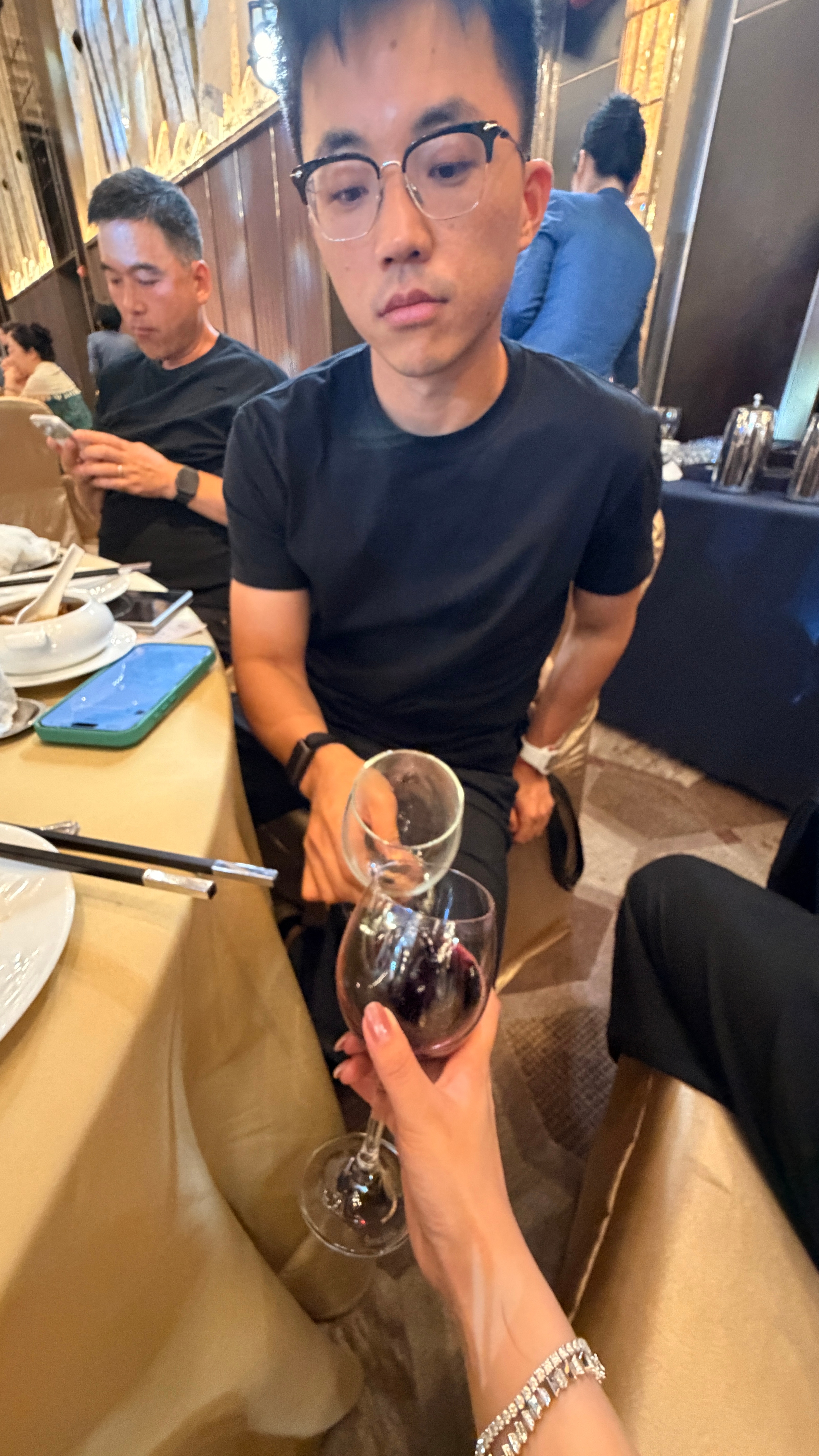 老胡和我直接干白酒！于是我激情下单他带货的T恤，抽给粉丝bb们哈～  ​​​