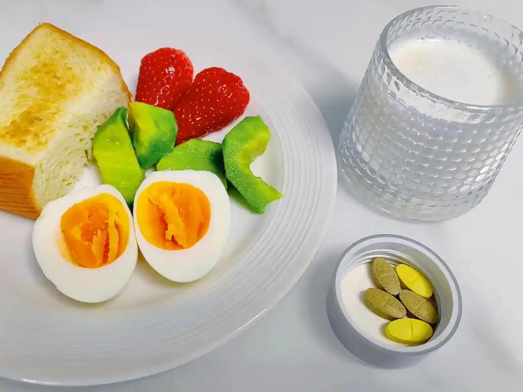 我家早餐大多在家做。主要是觉得外面早餐虽说方便，但卫生和营养都不太有保障。就拿包