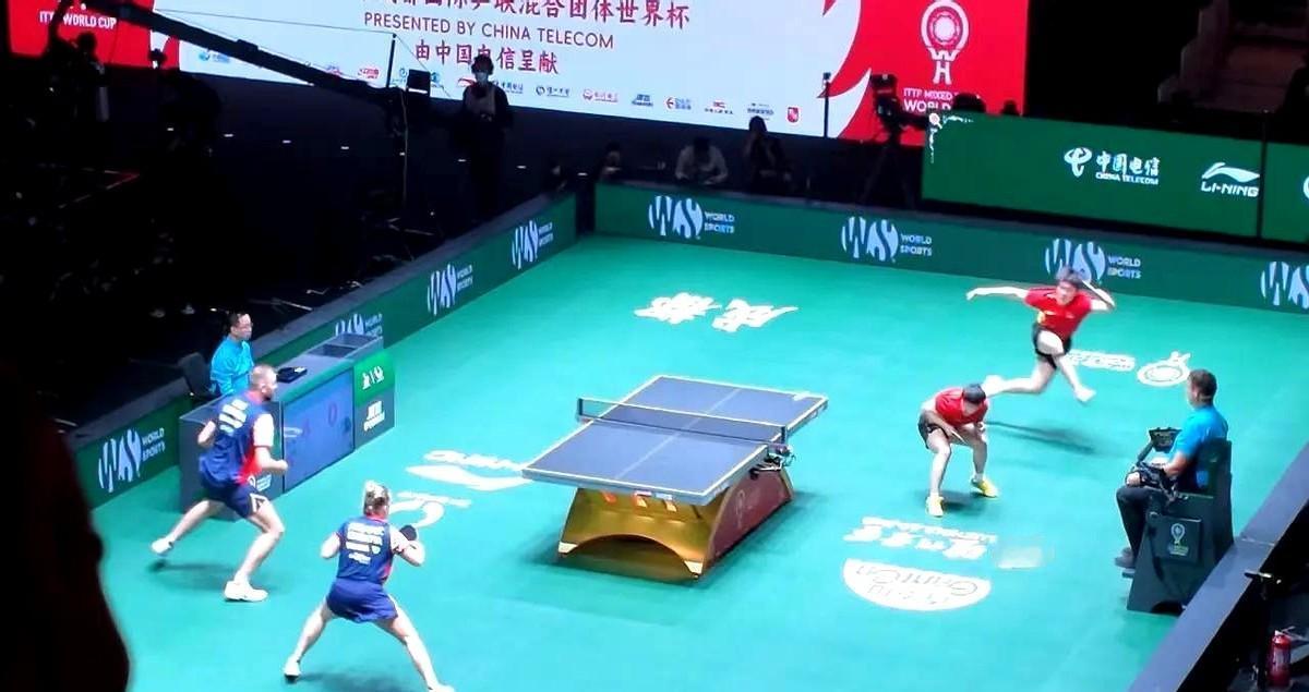 注意孙颖莎这个膝盖弯曲的幅度——她不是在接球，是在给王楚钦让出整个台面的进攻角度