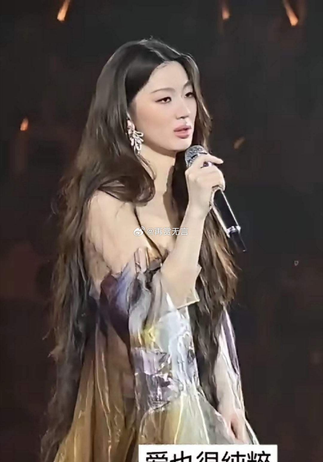 真的好心疼单依纯啊！明明是自己帮李荣浩唱火了（李白）这首歌，最后落得没有版权唱这