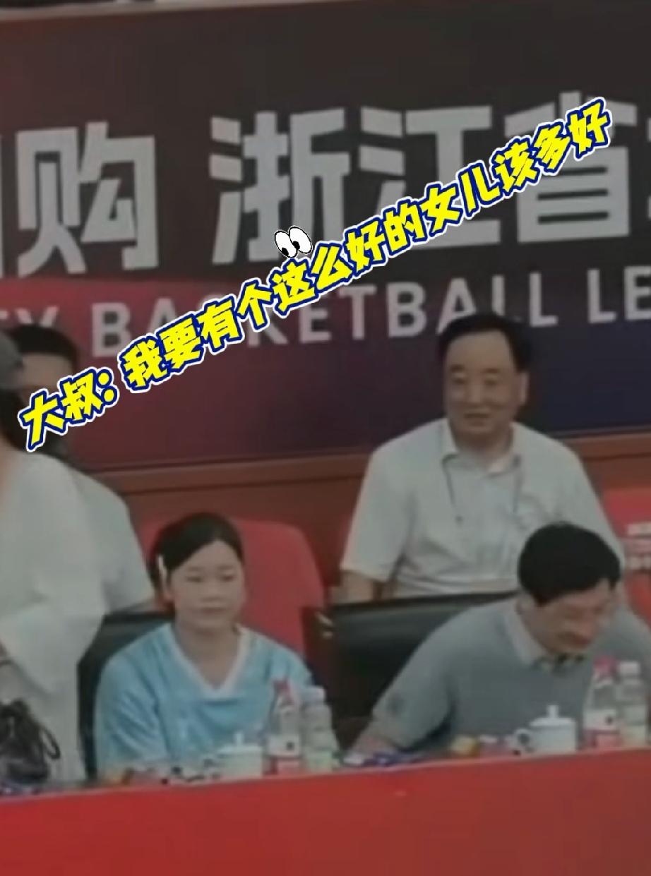 全红婵参加浙江BA，有位大叔火了，感觉他就是我们家里的长辈。
在省队的全红婵，提