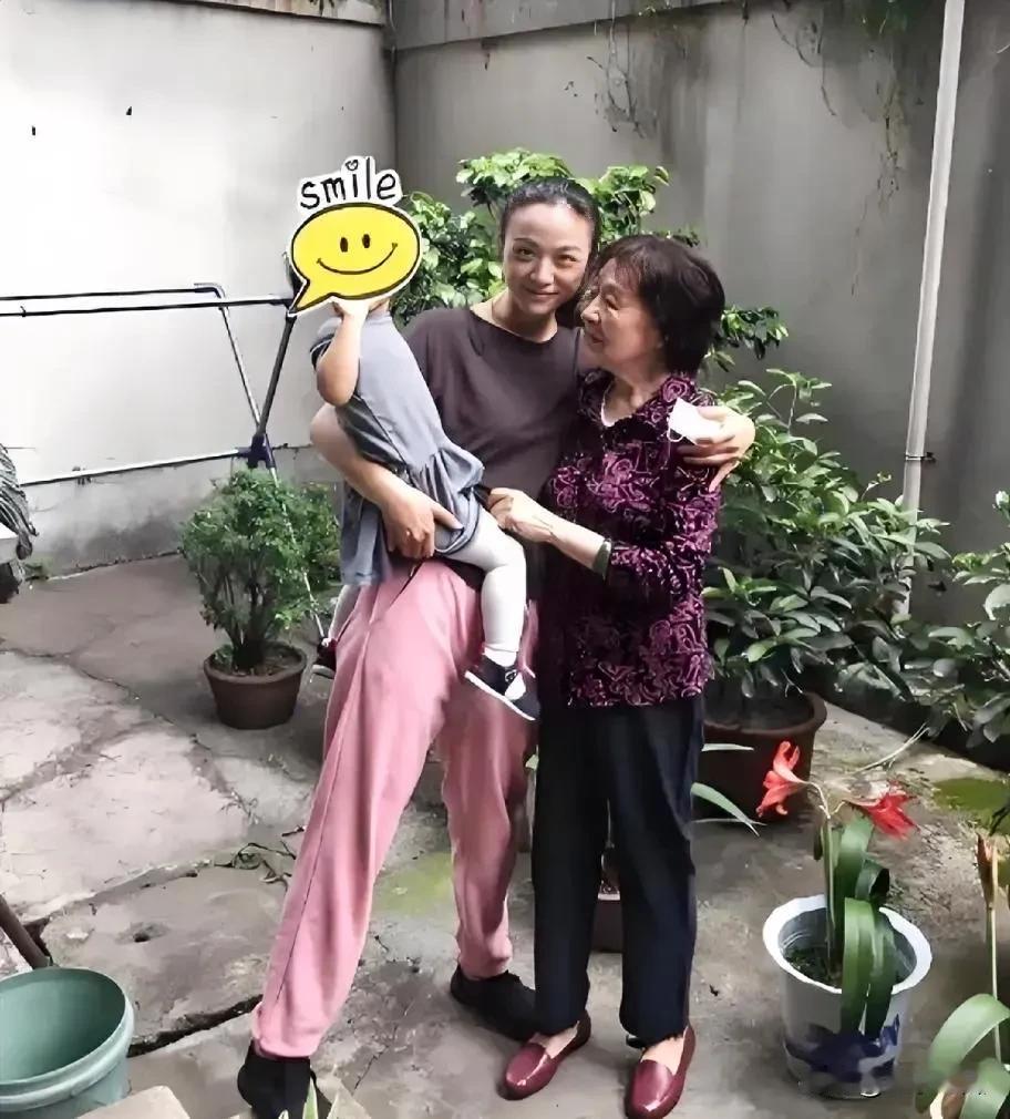 这位抱着孩子的女星你能认出来是谁吗？她回到老家，抱着亲戚家孩子的时候满脸笑意，特