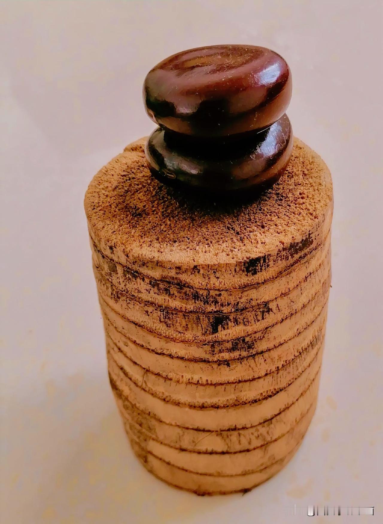 《一节棕树木，两个阴阳石：阴阳石为中药材，两个阴阳石为8元人民币（书画家李林制作