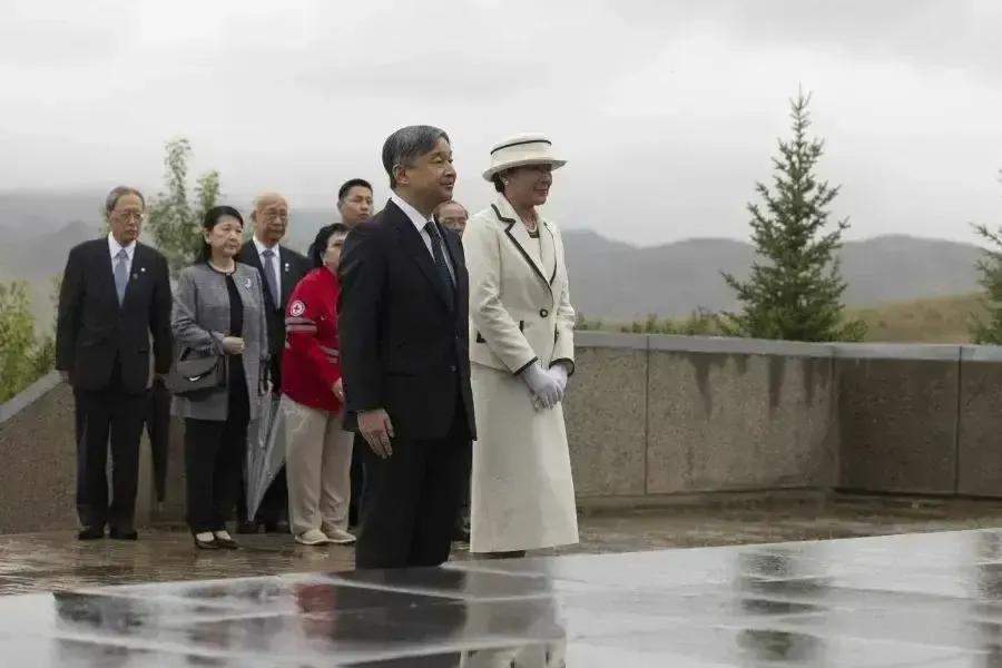 蒙古国总统呼日勒苏赫邀请日本天皇祭拜死在蒙古的关东军亡灵，这是要为日本关东军翻案