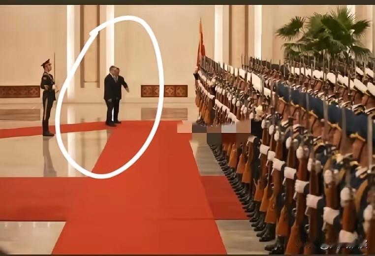 斯塔默太紧张，不会走道了！本来走在右侧，检阅仪式开始，按外交礼仪，斯塔默要走在左