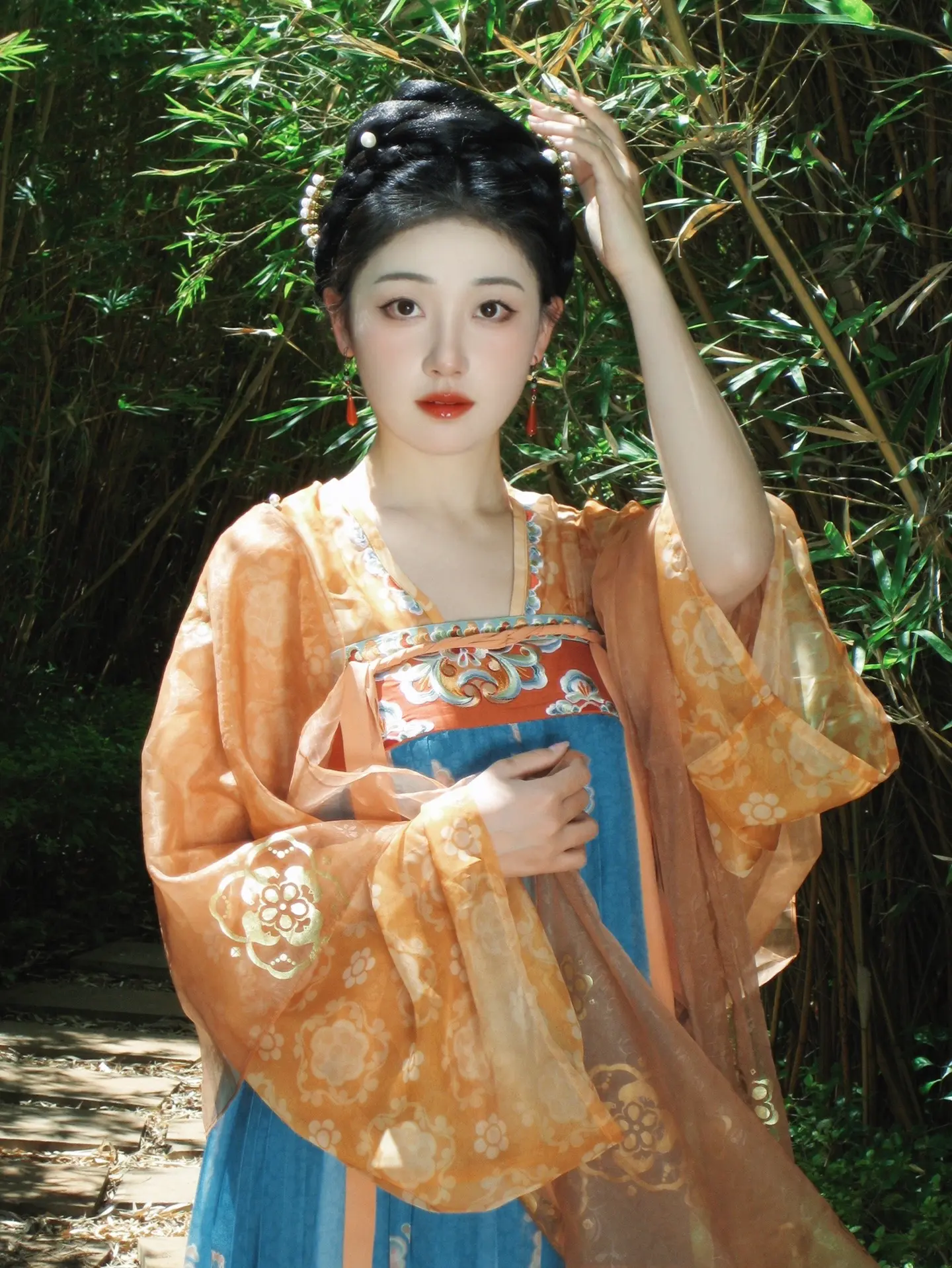 而今尘尽光生，照破青云万朵。