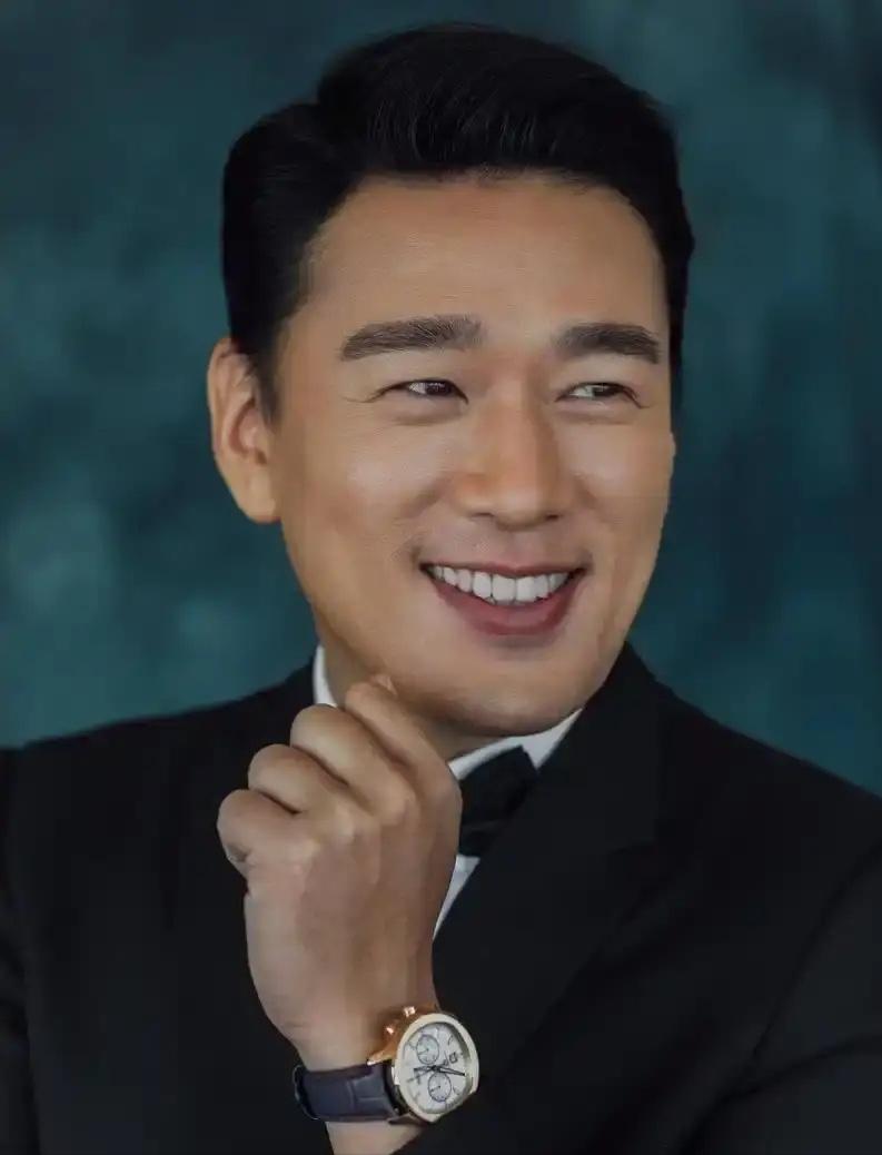 当年，王耀庆为了打游戏4个月不出门，买8台电脑，20个账号。可是房东女儿收租时，