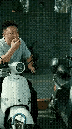 我也挨过同样的问题，小区大群问没有任何人回应，中午用角磨机直接切了！