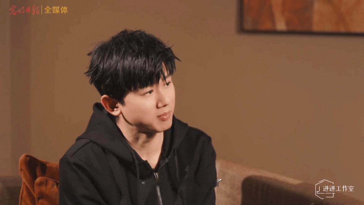 张杰说我兴奋观众一定兴奋张杰这波采访直接封神！几万人一起唱一起交流，这才是演唱会