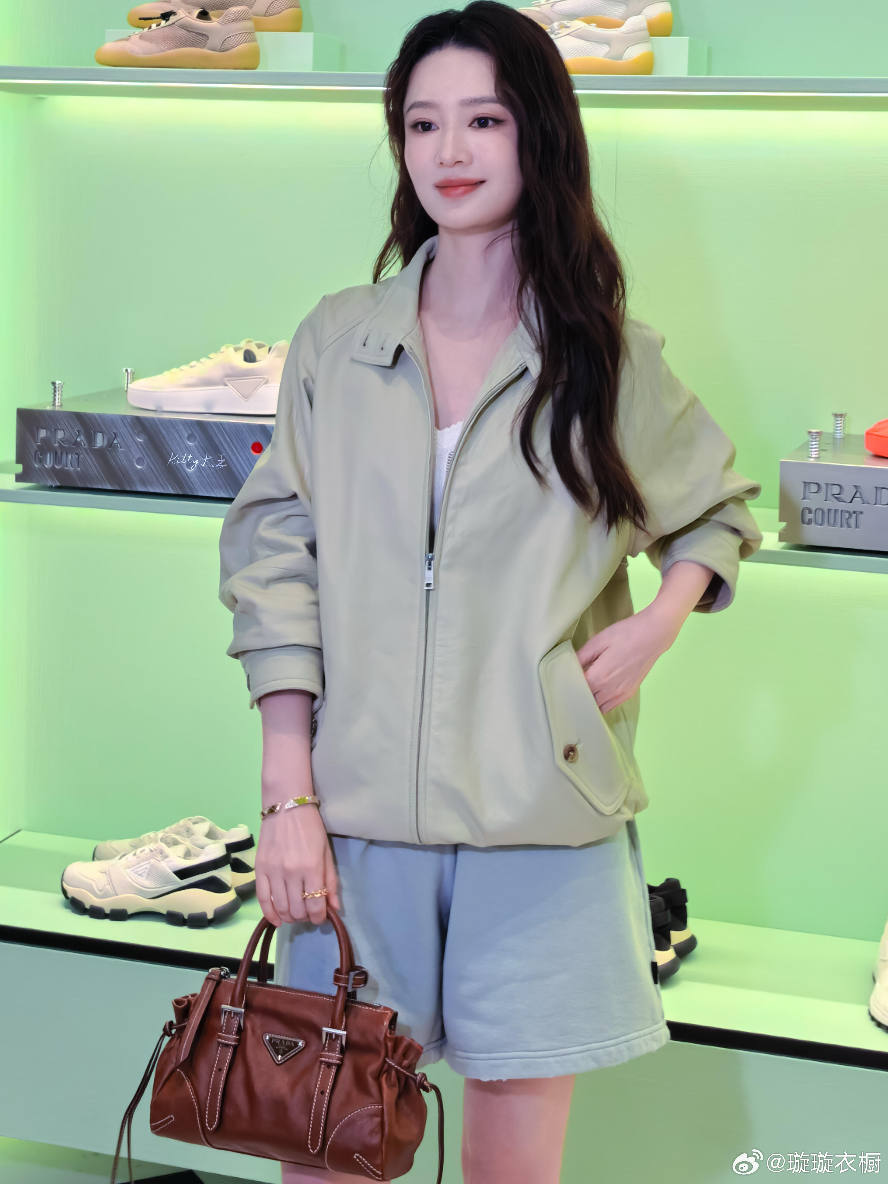 李沁Prada贵气千金李沁深圳活动图，清冷感好绝✨气质和品牌适配度拉满，美艳又不