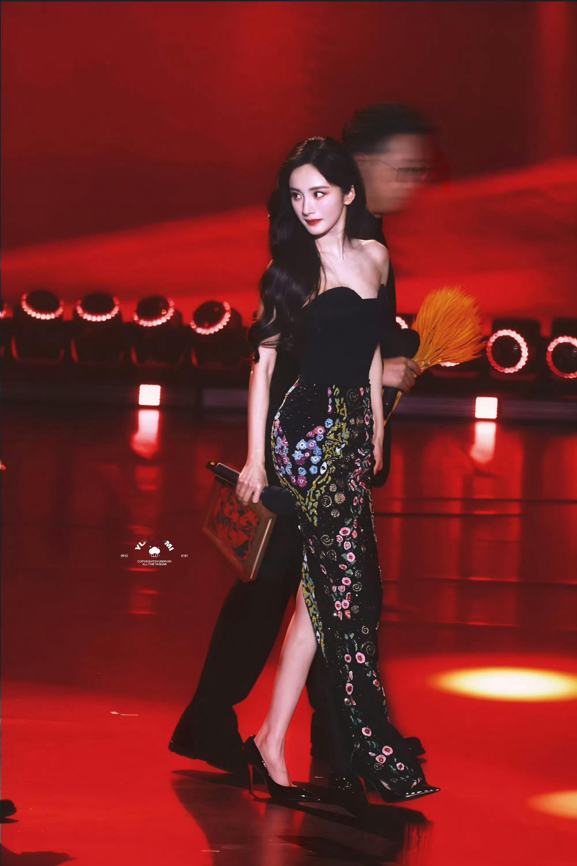 杨幂请勇敢的往前走，《生万物》全方位大爆，品质好剧受到观众的喜爱和业内的认可，好