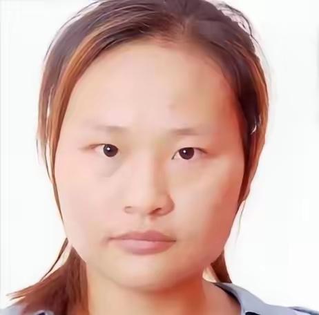 她出生起就被父母抛弃，把她送给村里的一对光棍兄弟，谁料，俩兄弟如获至宝，而让兄弟