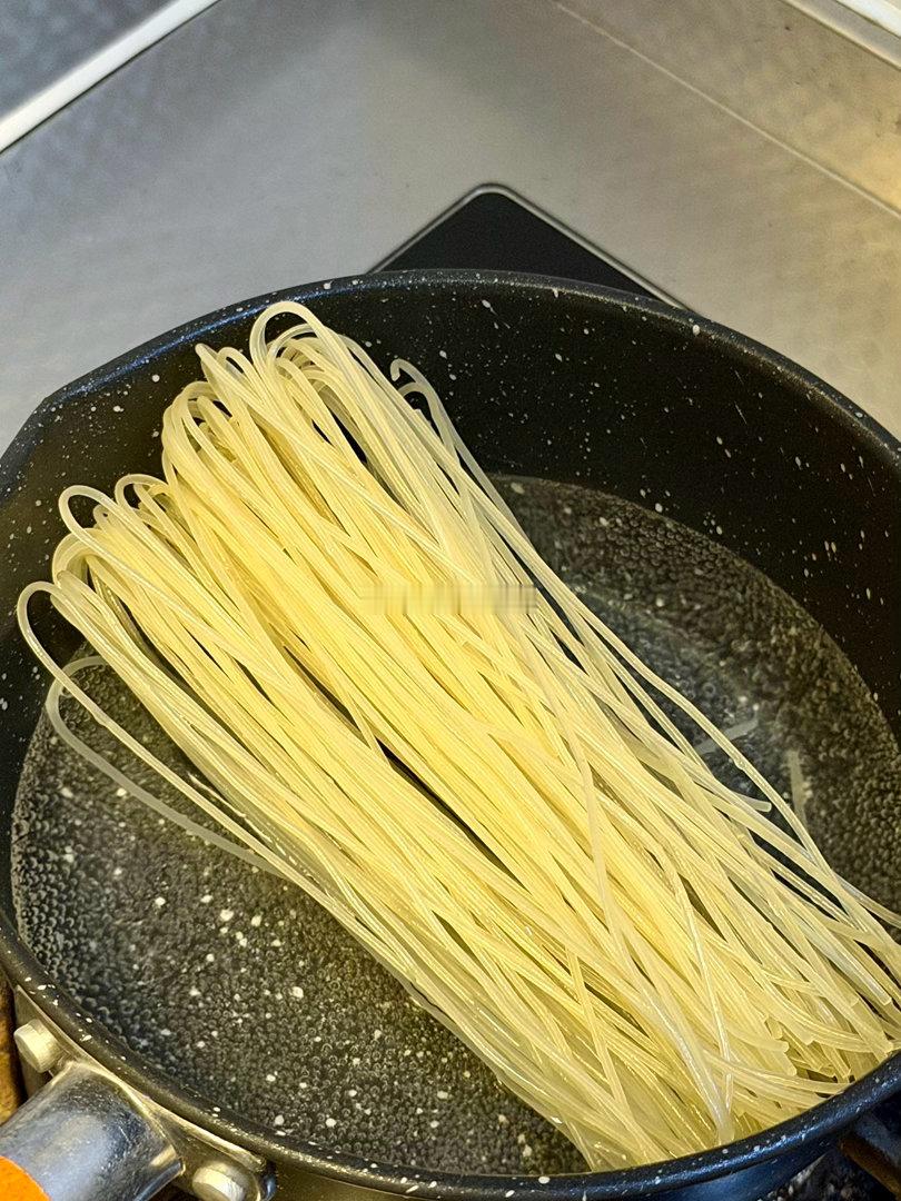 好久好久好久好久没这个时间吃东西了饿的不行了 爬起来自己煮个粉 ​​​