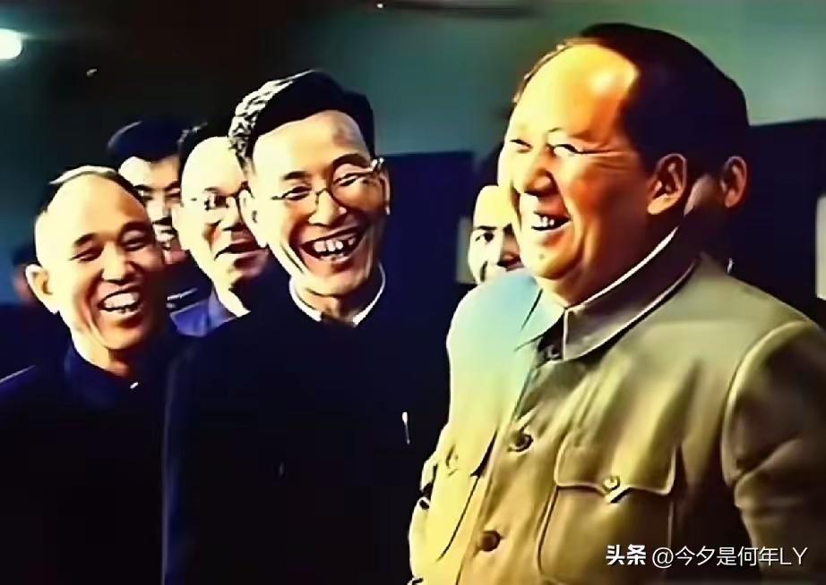 见到了伟人都开怀幸福大笑
有伟人在身边心里都好开心
