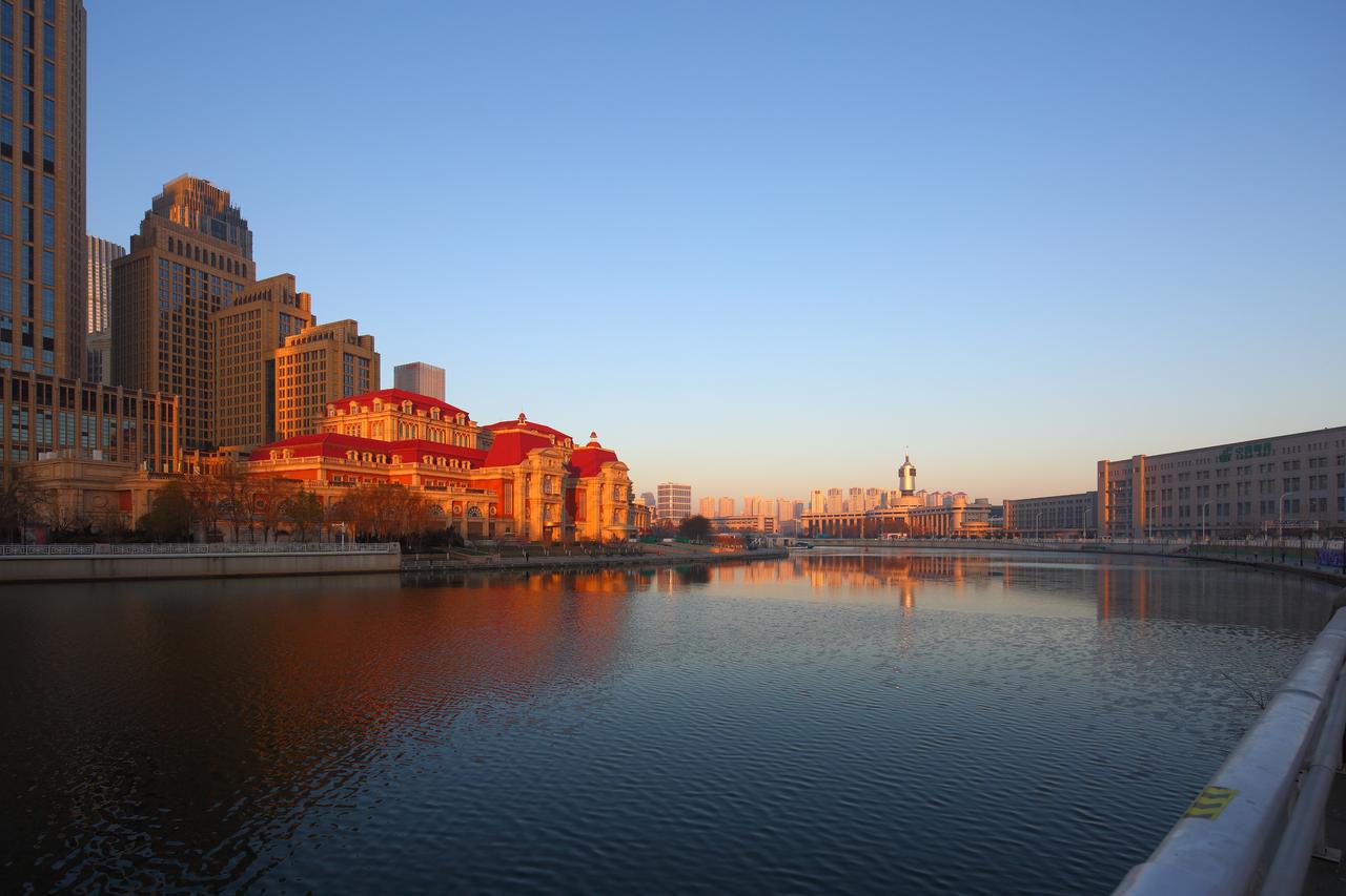 冬日里津湾的早晨。雪后天津，复归晴朗。冬日的晨光驱散了津湾的薄雾，金辉漫过欧式建