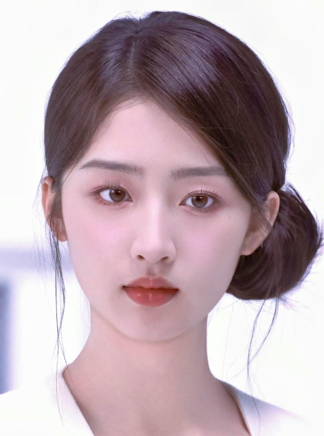 脸型实在太完美了流畅又耐看，本普是实打实的羡慕这种瘦而不凹的天赋，脸颊太阳穴凹如