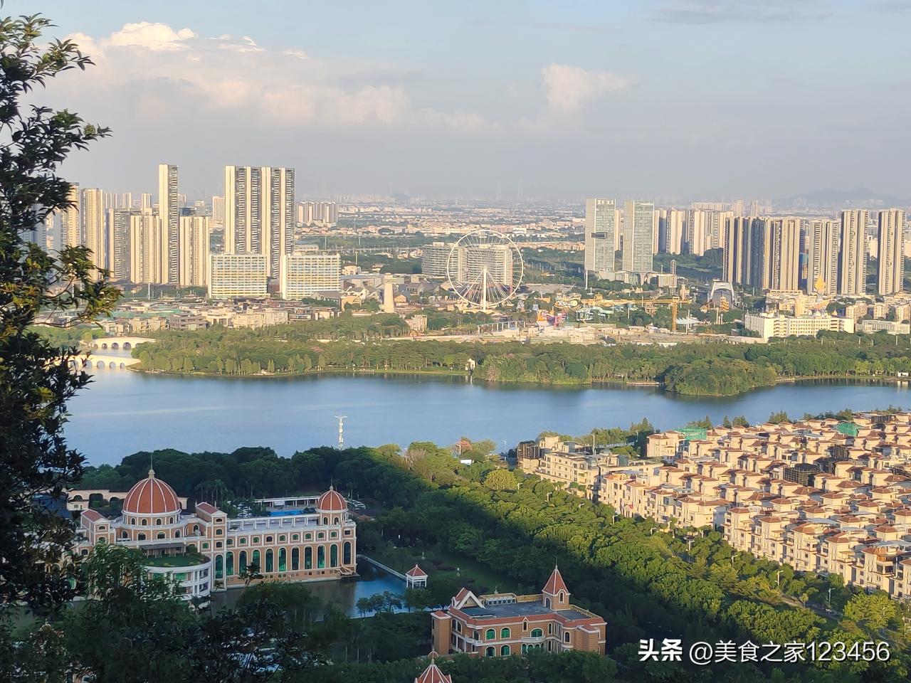 很多来顺德顺峰山公园的游客，往往在牌坊打打卡，然后绕湖逛一下，拍几张照就走了。