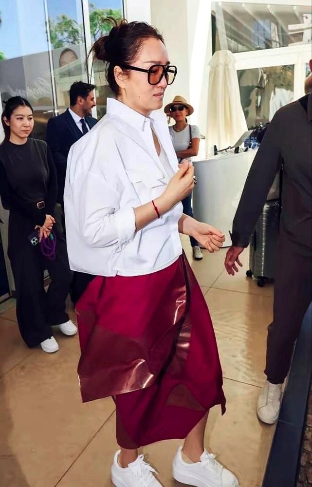 有人说巩俐穿得太随便，我不这么看。

她穿白衣红裙配小白鞋，就敢去顶级奢侈品活动