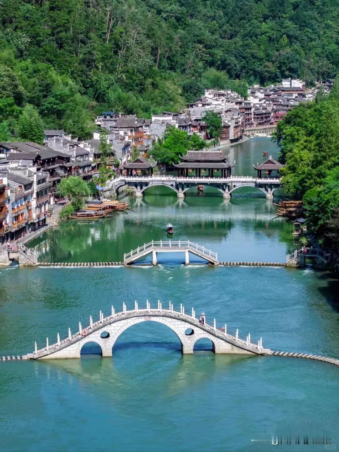 一百五十年前的洋务运动，希望通过技术救国，一场甲午海战中被打回原形。百年前的五四