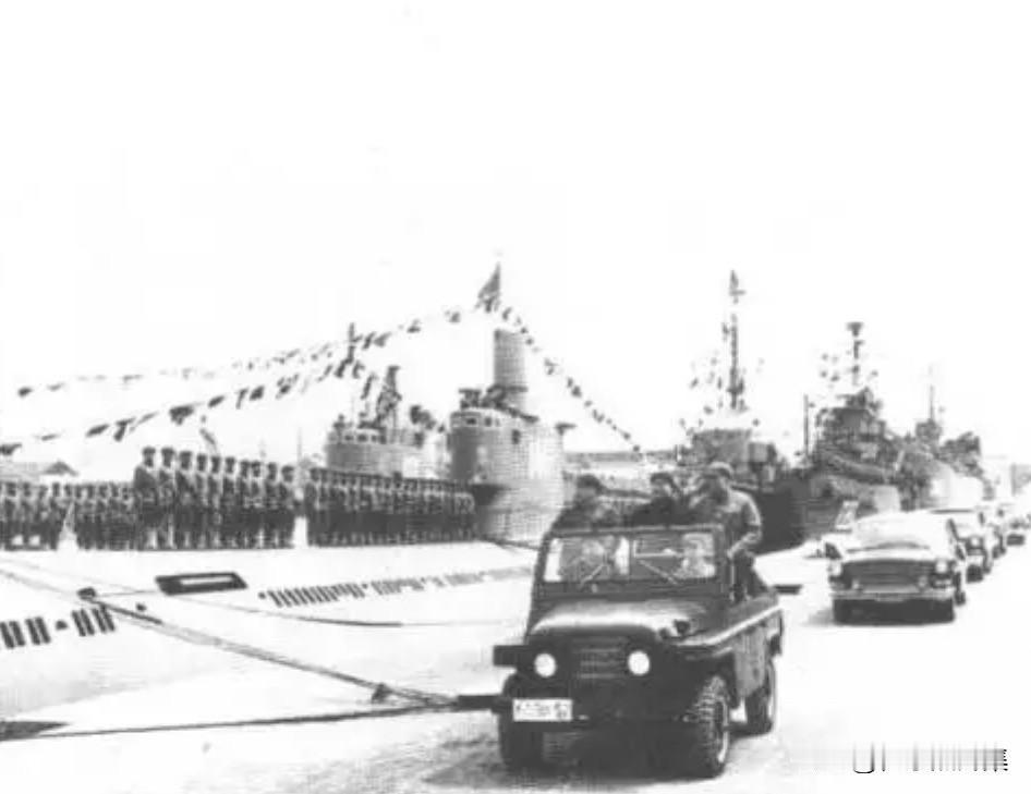 1972年5月，徐向前元帅（时任中央军委副主席）在肖劲光大将（时任海军司令员）的