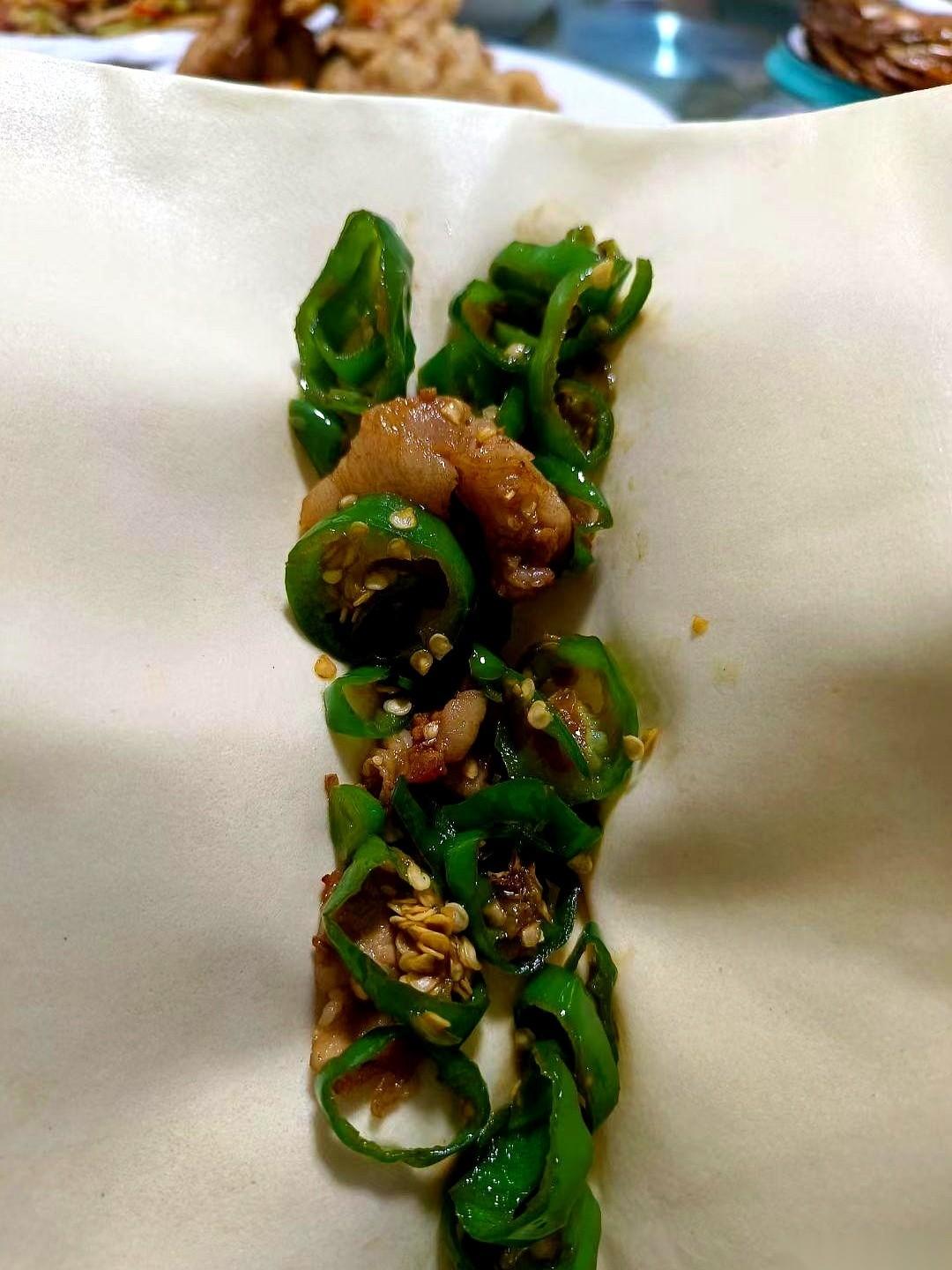 “三点半下地，你起来热饭。”
男人穿衣服的声音，在黢黑的屋里像砂纸一样摩擦。我扒