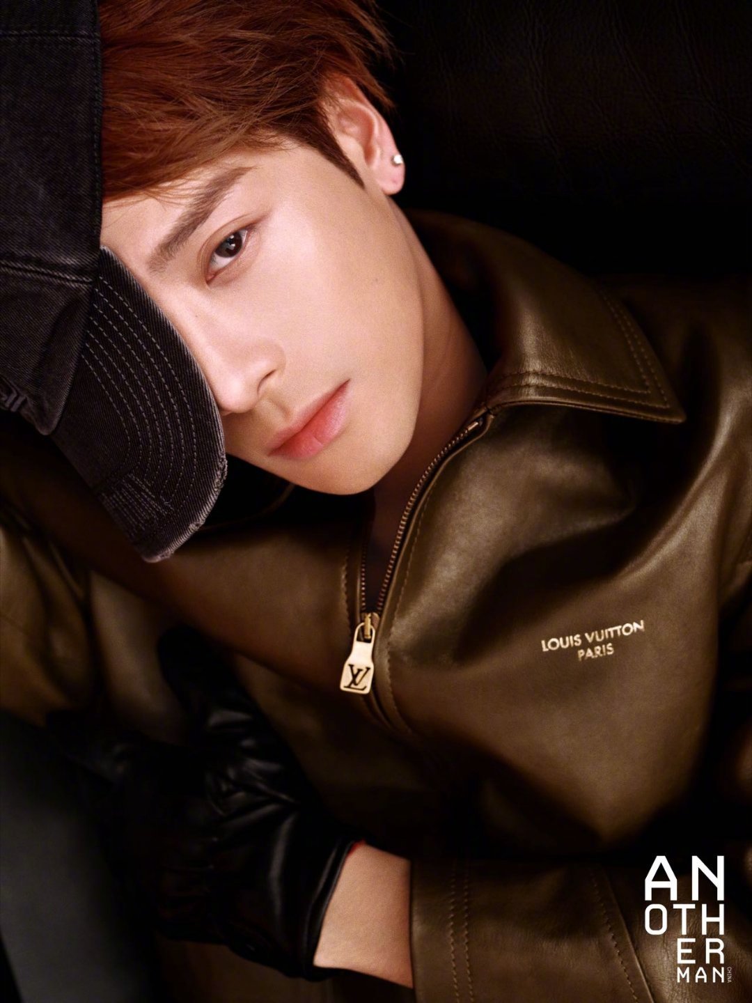 王嘉尔冷感眼神 2026第一本杂志就帅成这样，多种风格造型出镜AnotherMa