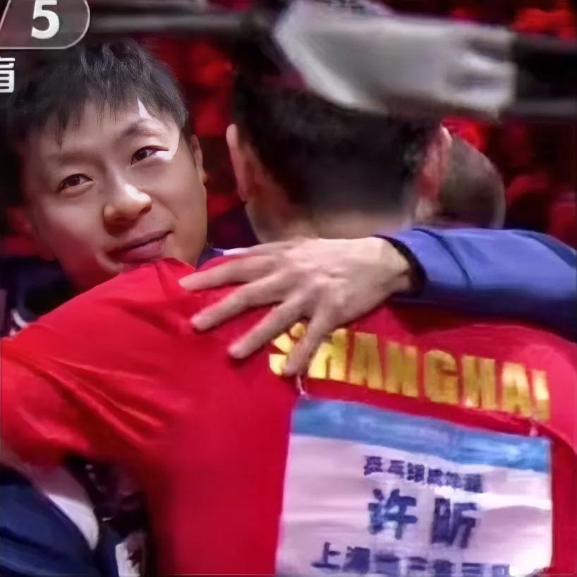 这一幕真把我整哭了！

北京队夺冠之后马龙做了一件很重要的事。不是和队友庆祝，和