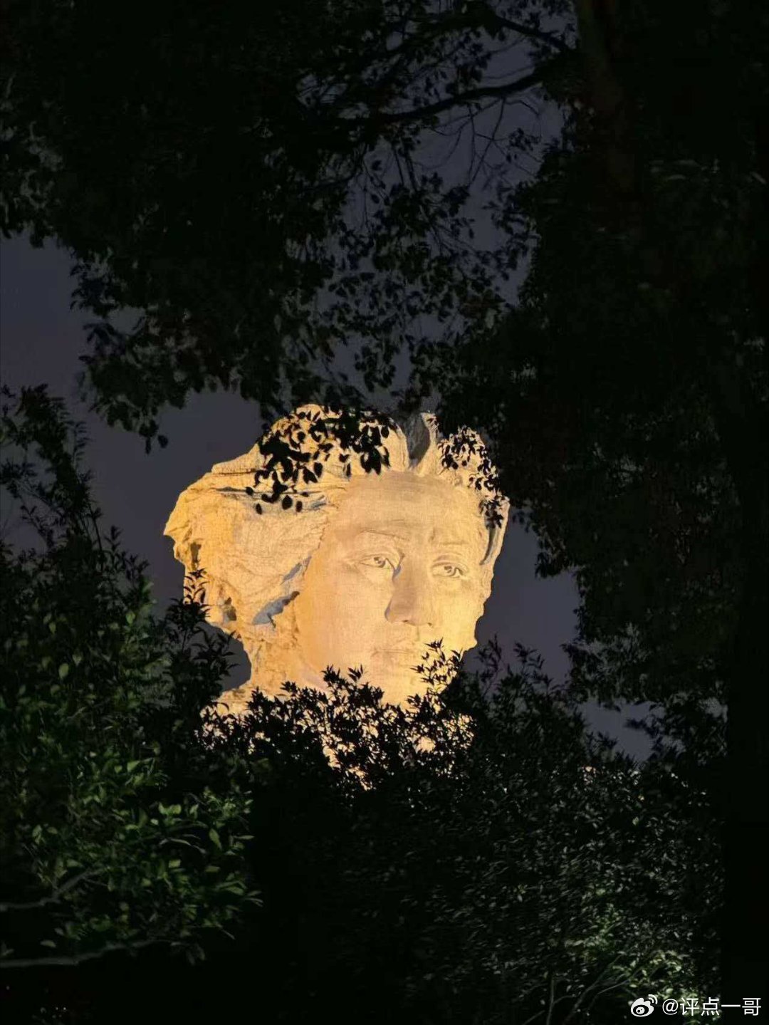 华夏幸有伟人生，一轮红日东方红 